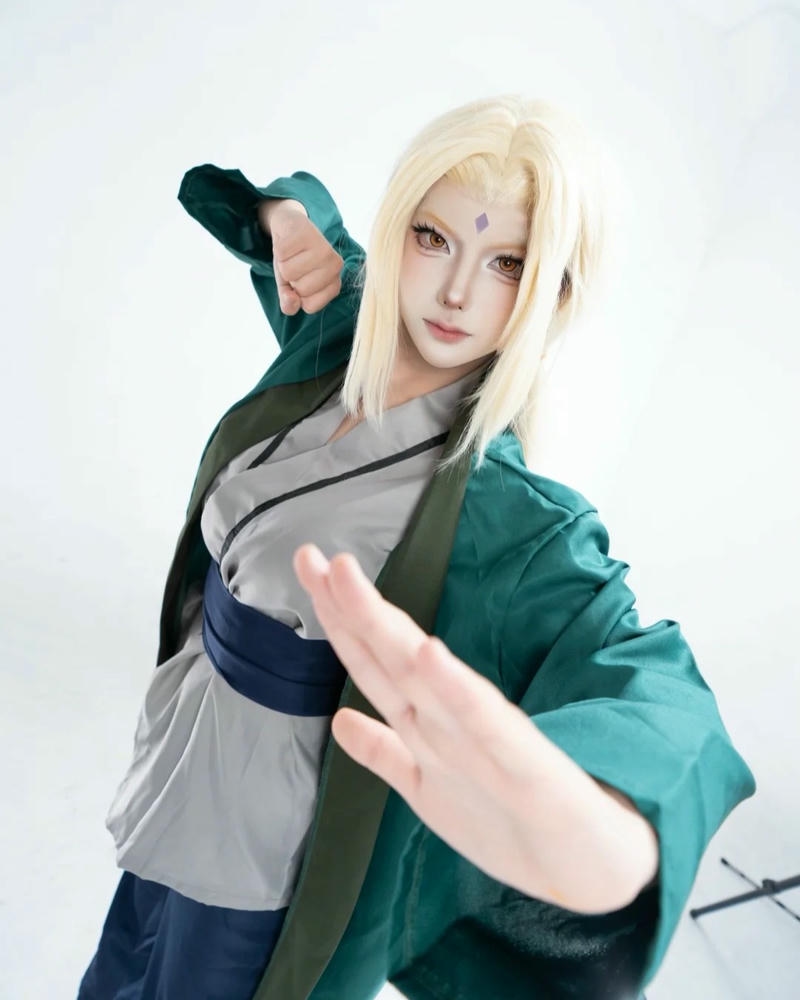cosplay tsunade tạo dáng động tác mạnh mẽ dứt khoát