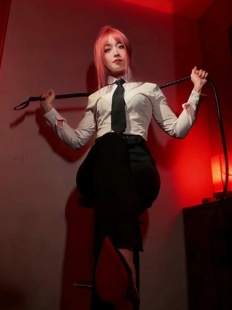 makima cosplay cầm dây xích đỏ tạo dáng vẻ thống trị