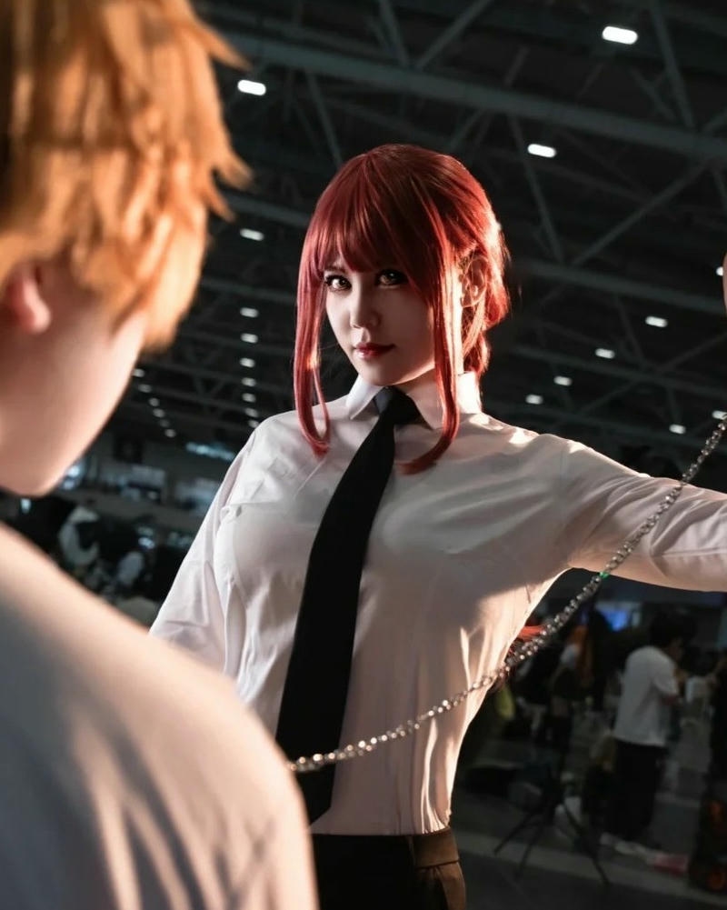 makima cosplay đối mặt với denji trong trang phục công sở