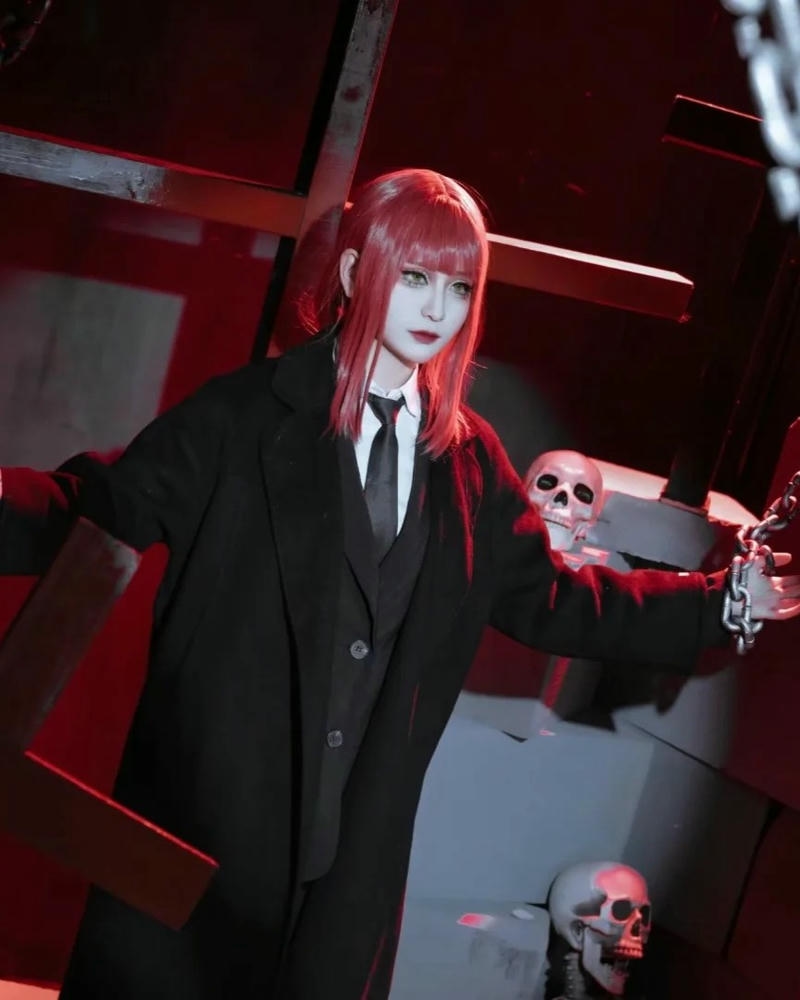 makima cosplay đứng giữa khung cảnh đỏ rực đầy quyền lực