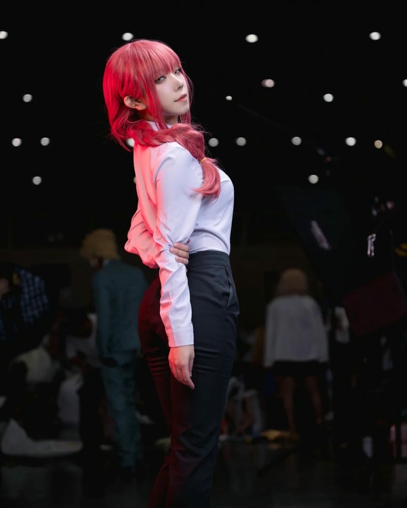 makima cosplay đứng nghiêng người tết tóc đỏ rất nổi bật