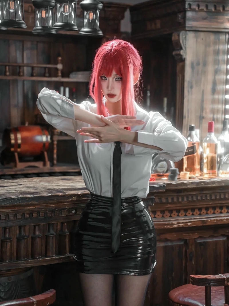 makima cosplay đứng tại quầy bar pha chế rất sang trọng