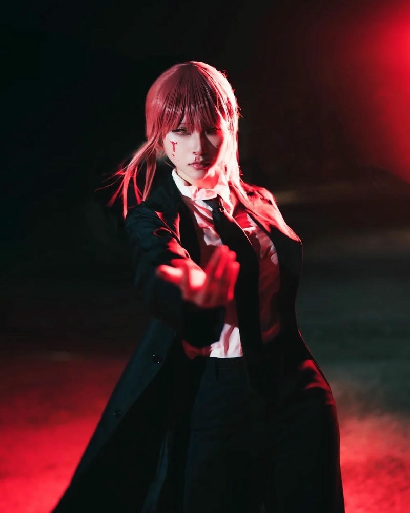 makima cosplay khoác áo đen đưa tay ra hiệu lệnh ngầu