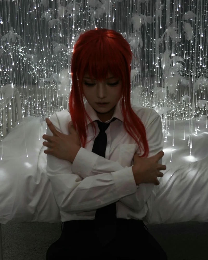 makima cosplay khoanh tay trước ngực dây xích vây quanh