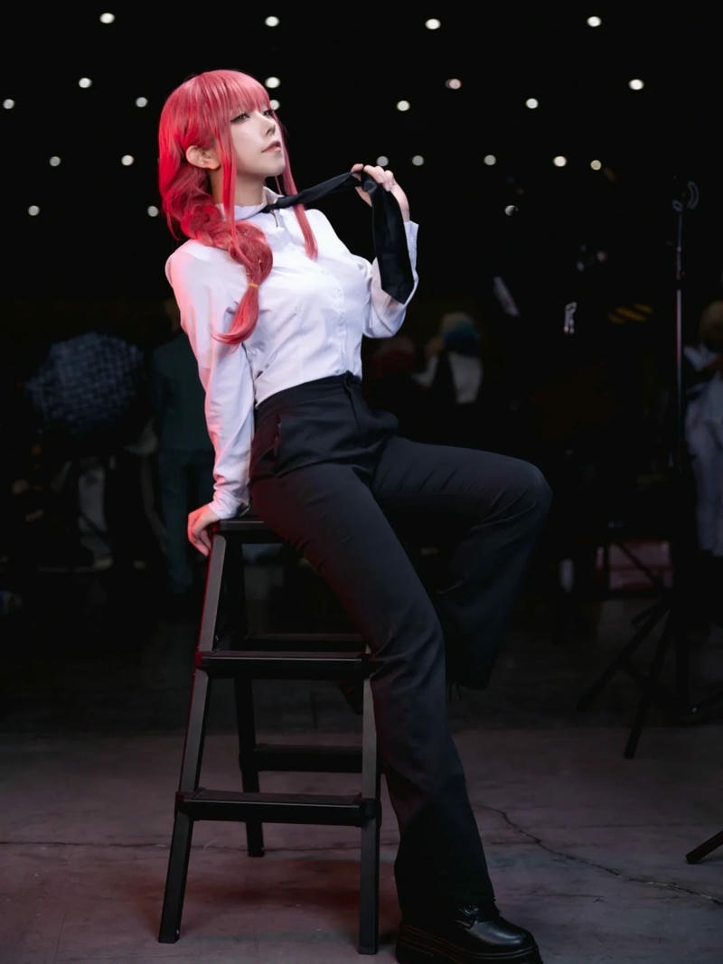 makima cosplay ngồi ghế cao khoe dáng chân dài miên man