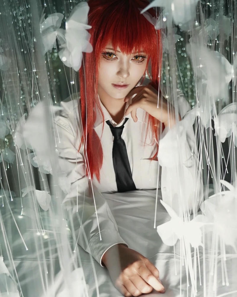 makima cosplay ngồi giữa tơ trắng ma mị và quyến rũ