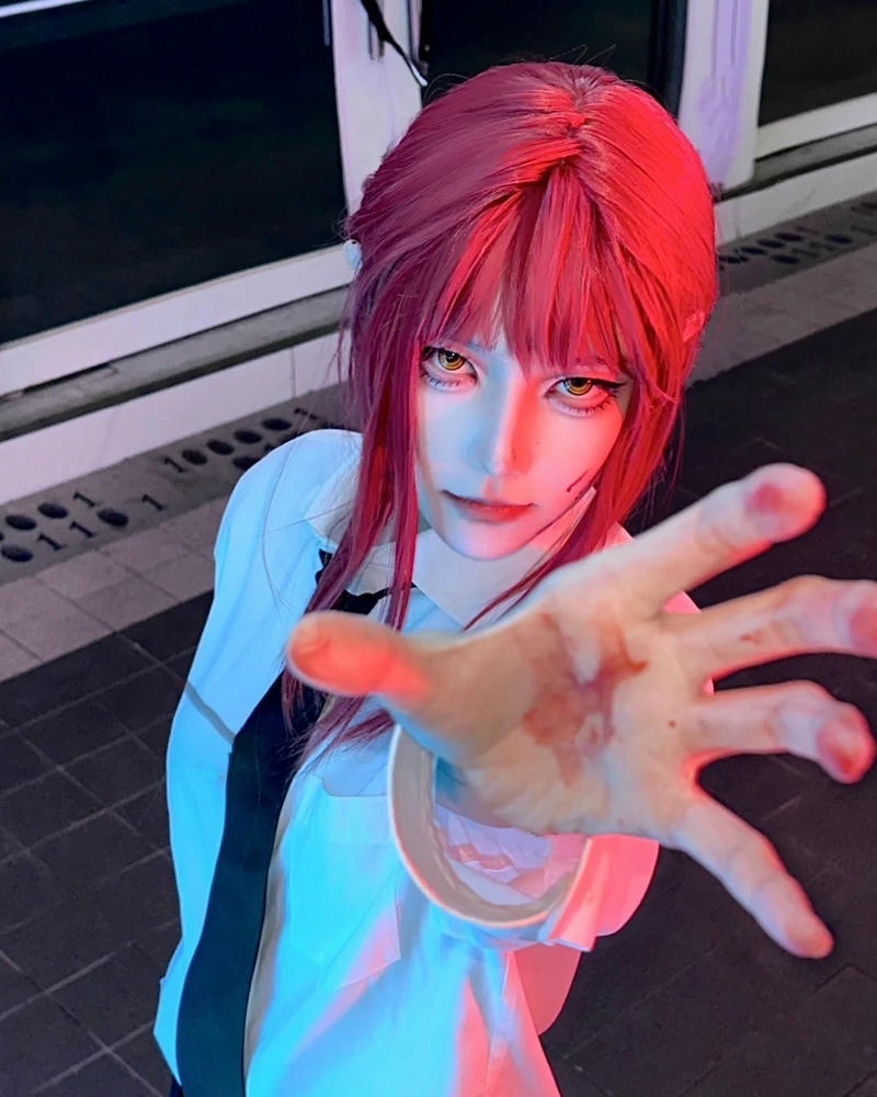 makima cosplay tạo dáng bàn tay quyền lực ánh sáng tím