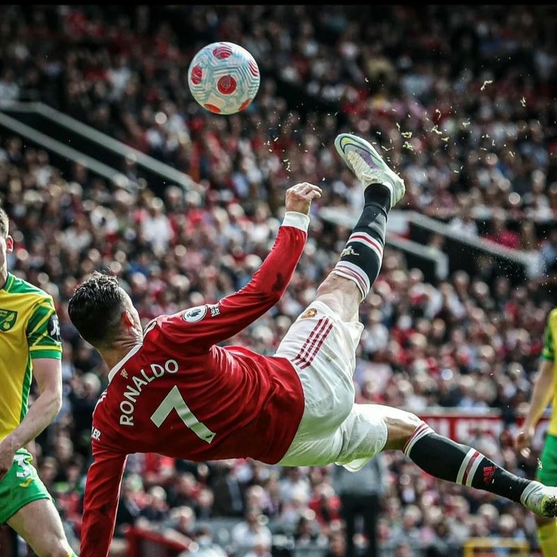 Ảnh avatar bóng đá đẹp Ronaldo sút vô lê