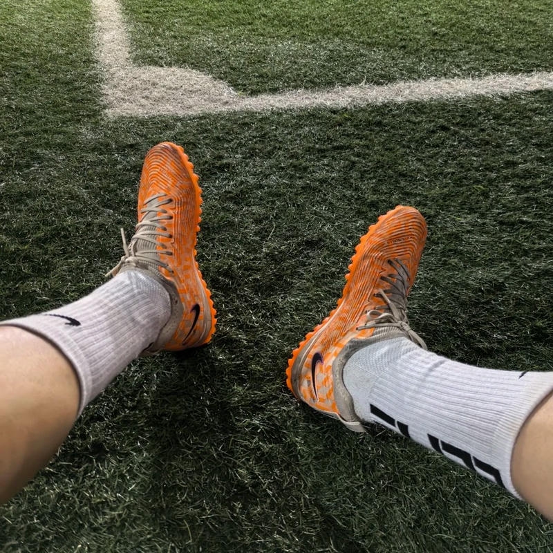 Ảnh avatar bóng đá đẹp chân cầu thủ khán đài