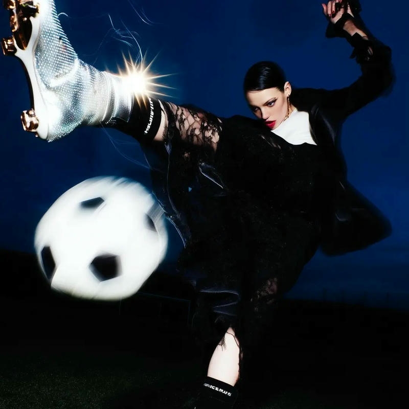 Ảnh avatar bóng đá đẹp pha tranh bóng quyết liệt