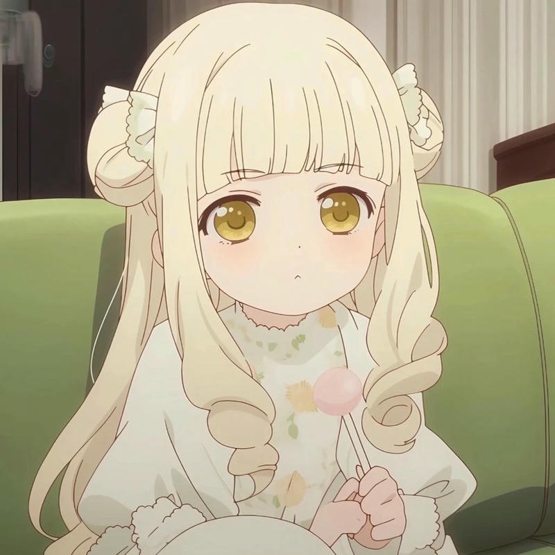 Ảnh avatar cute nữ tóc vàng ngồi ghế sofa