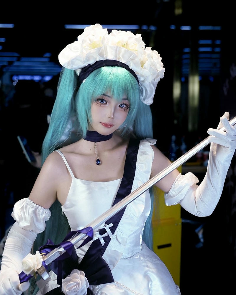 Ảnh cosplay anime Miku tóc xanh váy trắng đứng ngoài trời