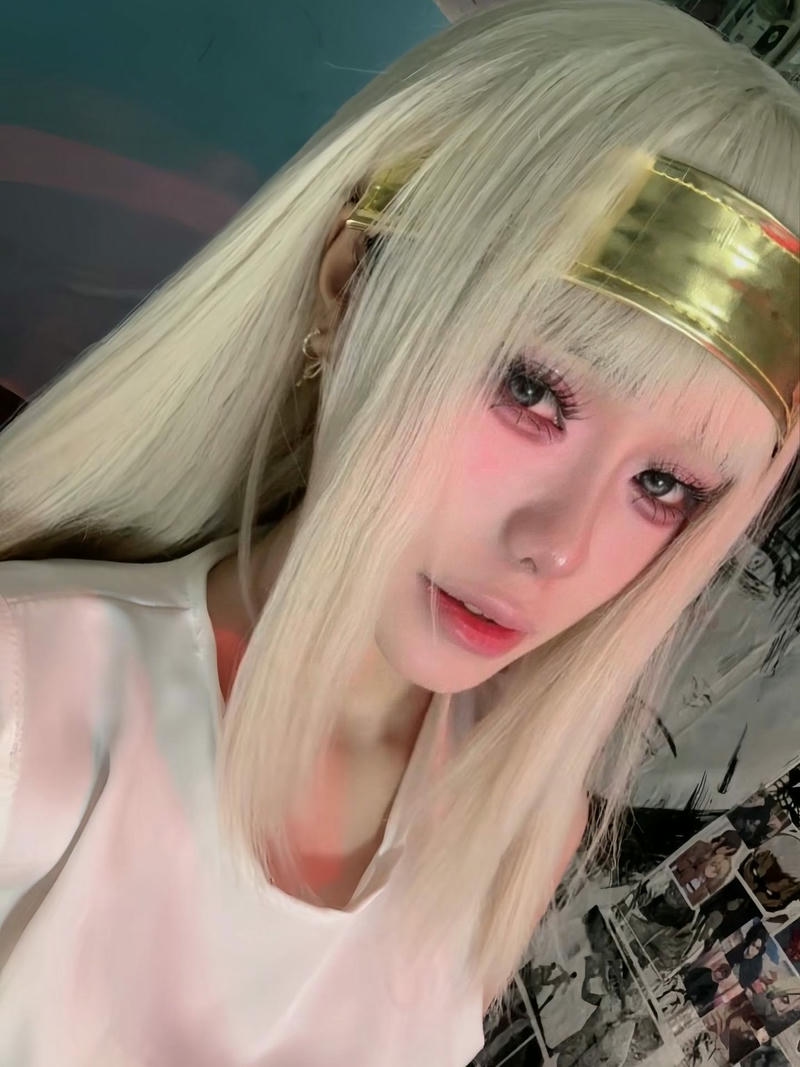 Ảnh cosplay anime cận mặt nữ tóc vàng mắt đỏ ấn tượng