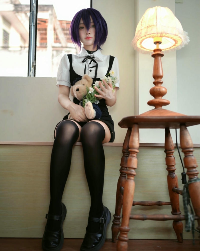 Ảnh cosplay anime hầu gái tóc ngắn ngồi ghế trong nhà
