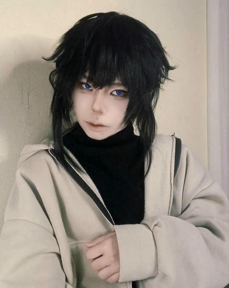 Ảnh cosplay anime nam tóc đen áo khoác be đơn giản
