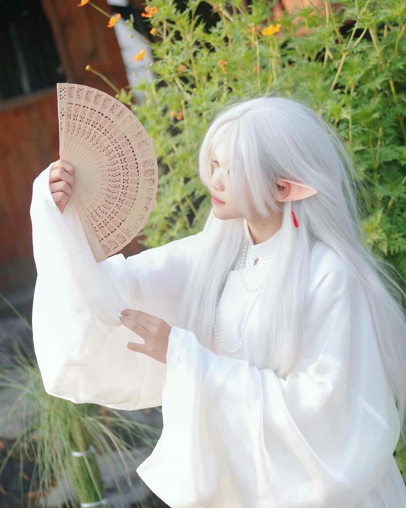 Ảnh cosplay anime nam tóc trắng áo trắng cầm quạt xếp
