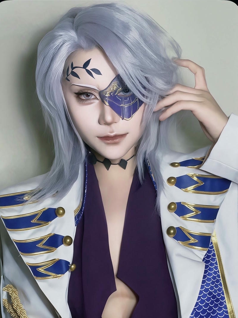 Ảnh cosplay anime nam tóc trắng mắt xanh trang phục Nhật