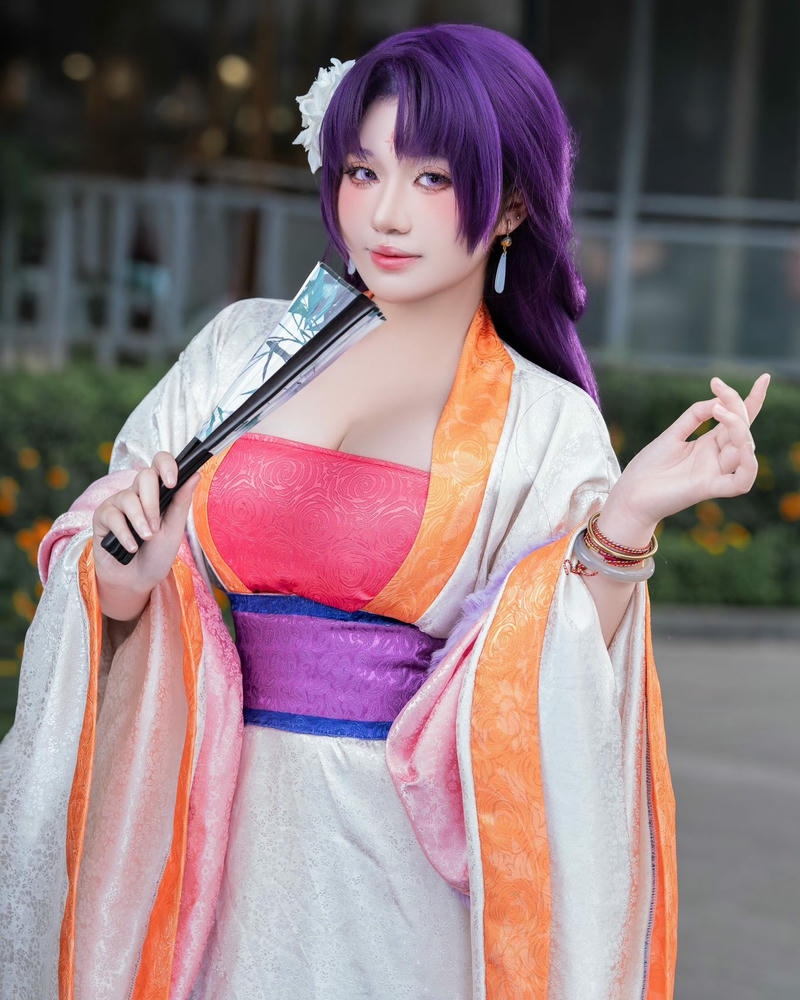 Ảnh cosplay anime nữ tóc tím mặc kimono cầm quạt múa
