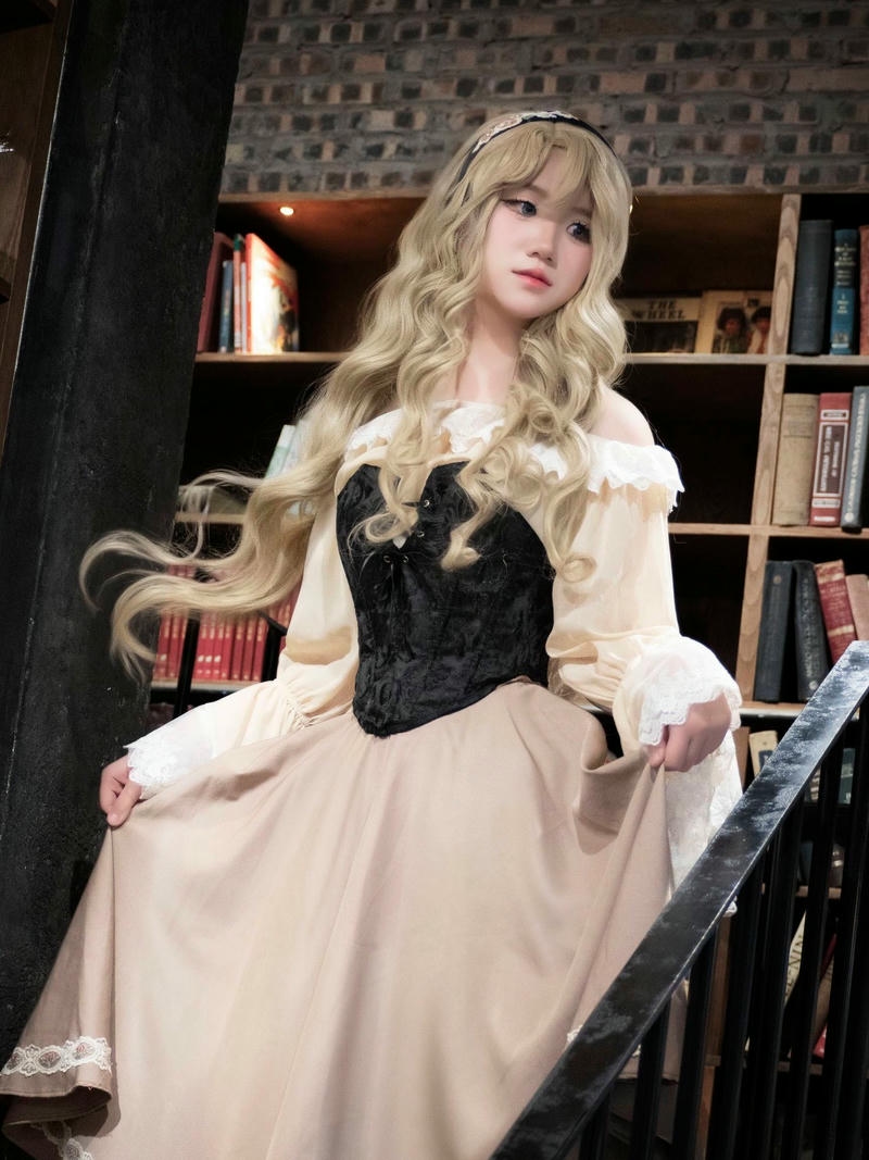 Ảnh cosplay anime nữ tóc vàng váy nâu đứng bên thang