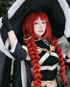 Ảnh cosplay anime phù thủy tóc đỏ mũ đen bí ẩn