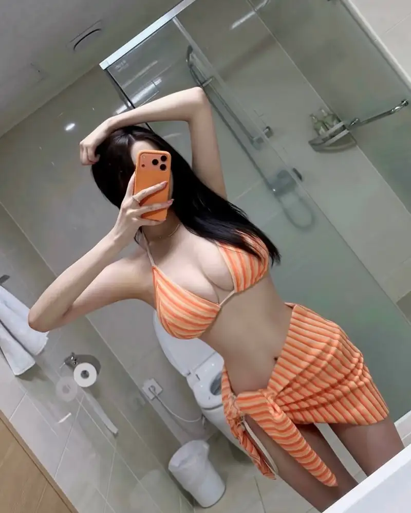 Ảnh đẹp gái mặc bikini trong nhà với góc chụp ấn tượng