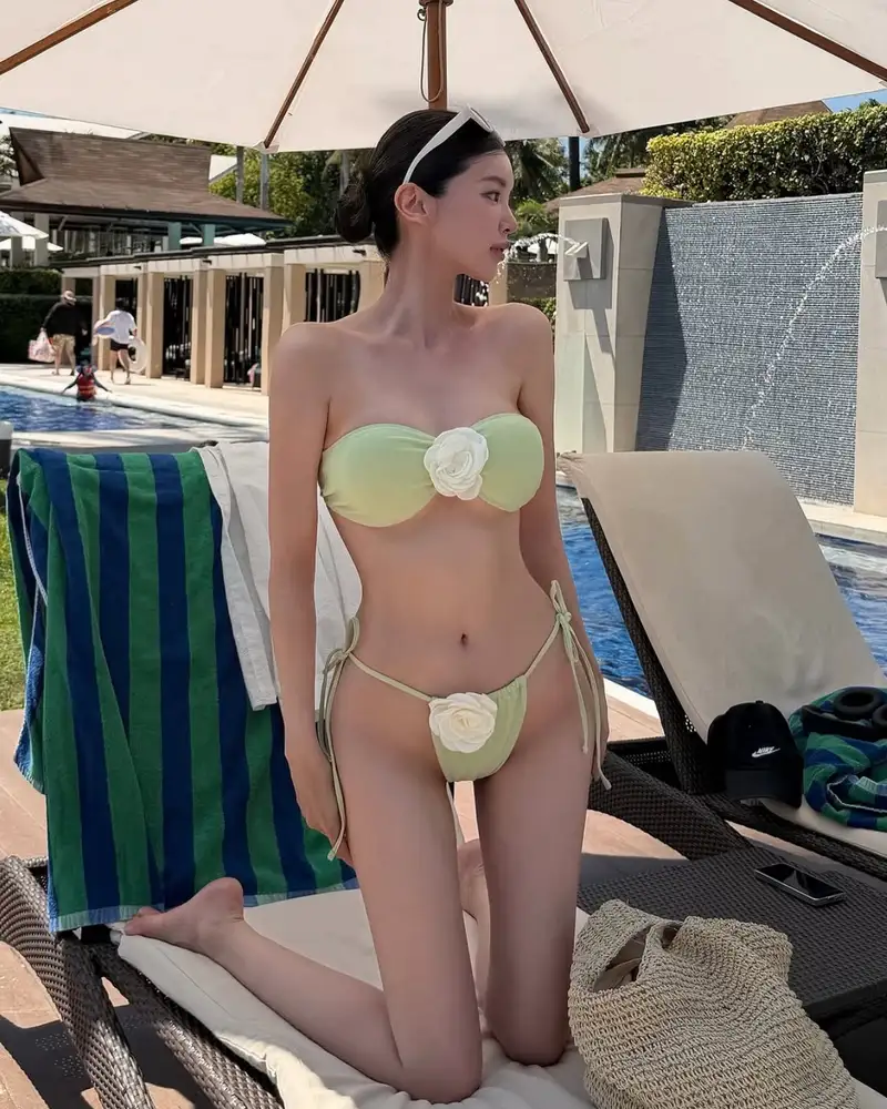 Ảnh gái xinh mặc bikini nhỏ đáng yêu