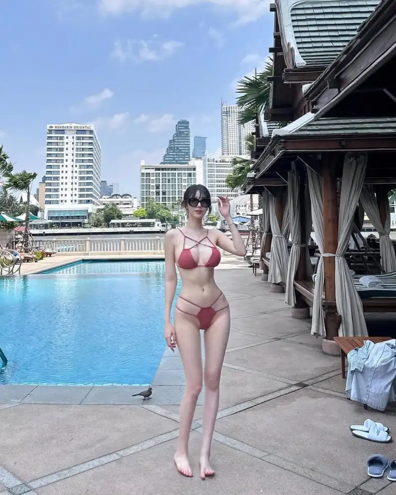 Ảnh gái xinh mặc bikini nhỏ du lịch