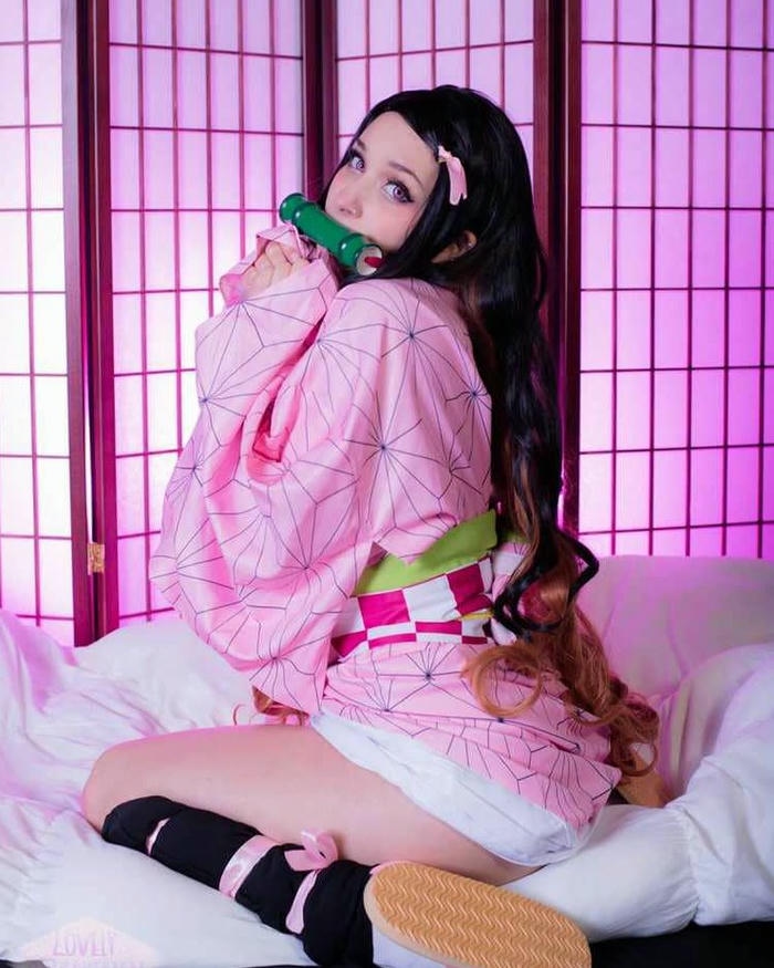 Ảnh sexy anime cosplay mặc kimono hồng hở vai ngồi trên nệm