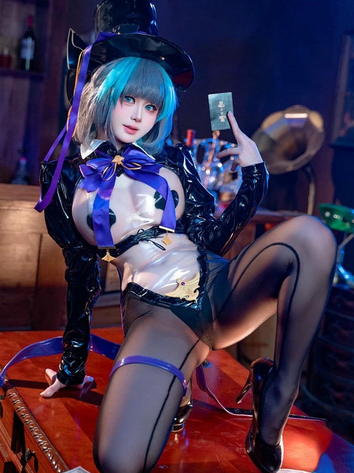 Ảnh sexy anime cosplay tóc xanh ngắn ngồi ghế dáng cuốn hút