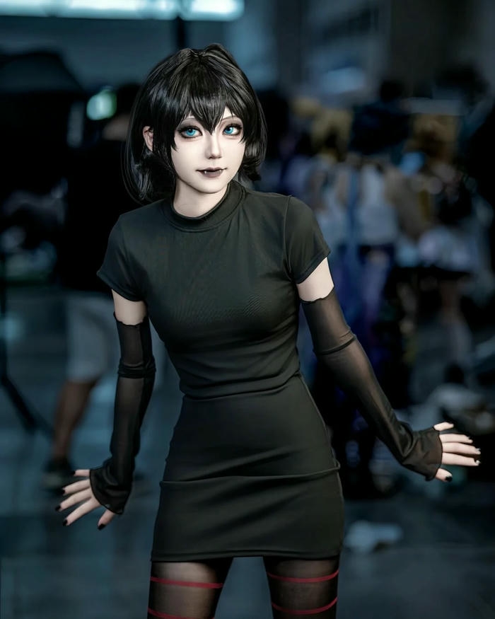 Cosplay Halloween Wednesday váy đen đứng giữa phố đông người