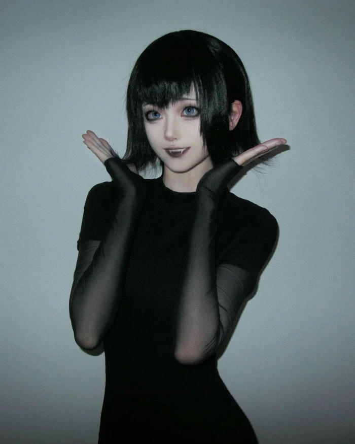 Cosplay Halloween cô gái tóc ngắn đen tạo dáng bí ẩn