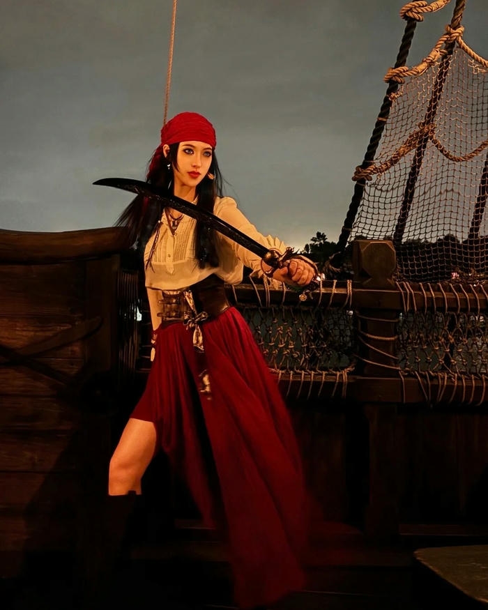 Cosplay Halloween hải tặc nữ cầm kiếm đứng trên tàu