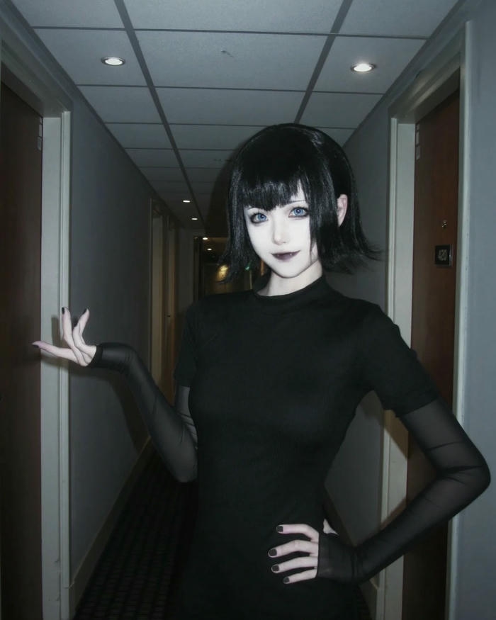 Cosplay Halloween ma nữ tóc đen mặc váy đen dài