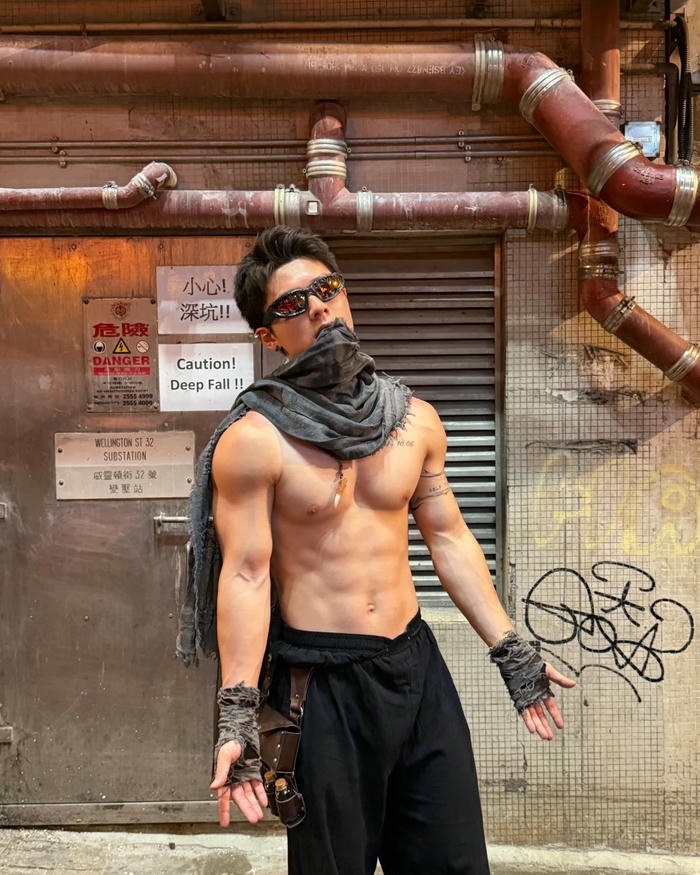 Cosplay Halloween nam cởi trần đeo kính râm cực ngầu