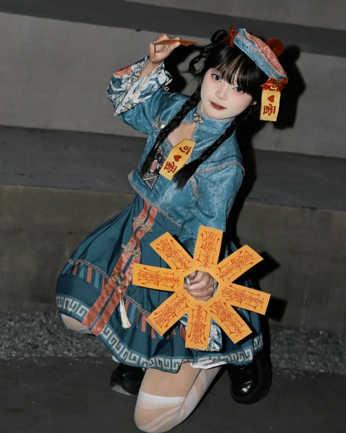 Cosplay Halloween nhóm bạn mặc đồ đen dự tiệc đêm