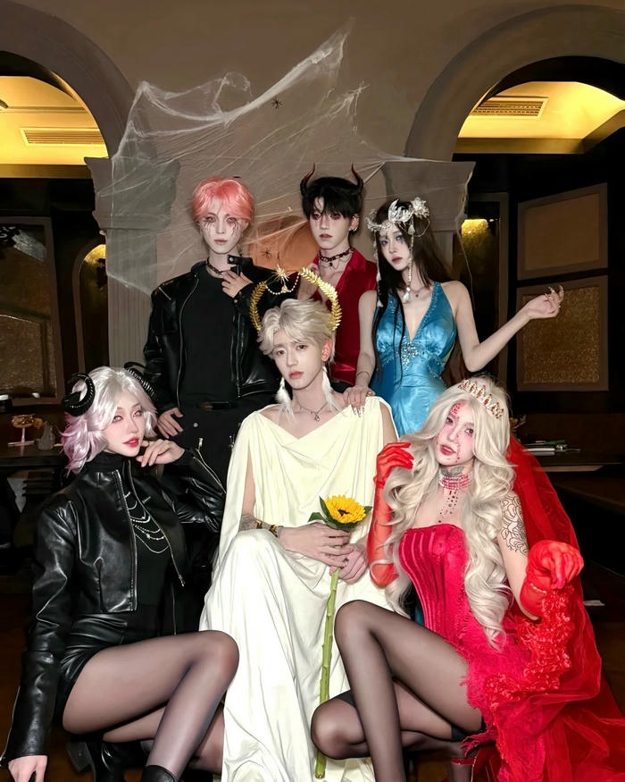 Cosplay Halloween nhóm ma cà rồng sang trọng uống rượu