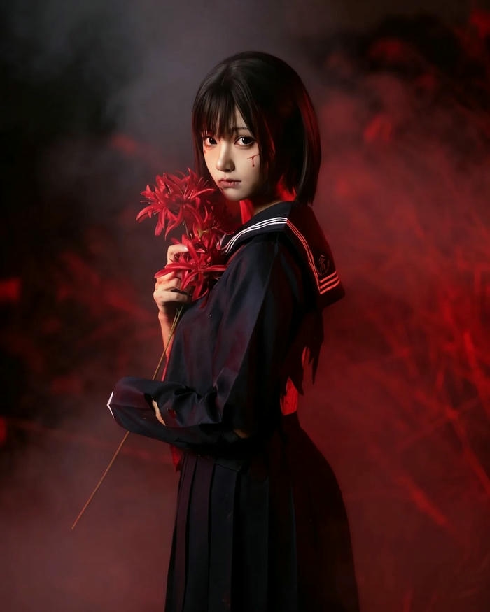 Cosplay Halloween nữ sinh cầm hoa hồng đỏ ma mị