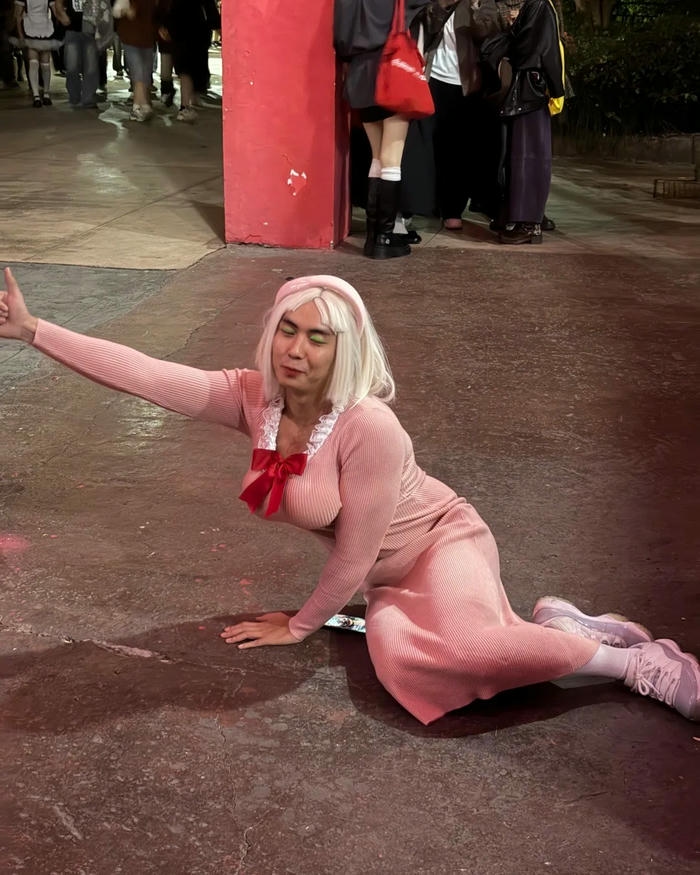 Cosplay Halloween quái vật màu hồng bò dưới đất lạ