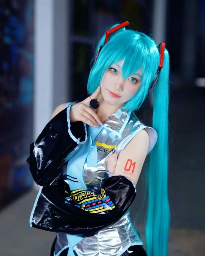 Cosplay Miku cảnh sát cầm súng lục tạo dáng ngầu