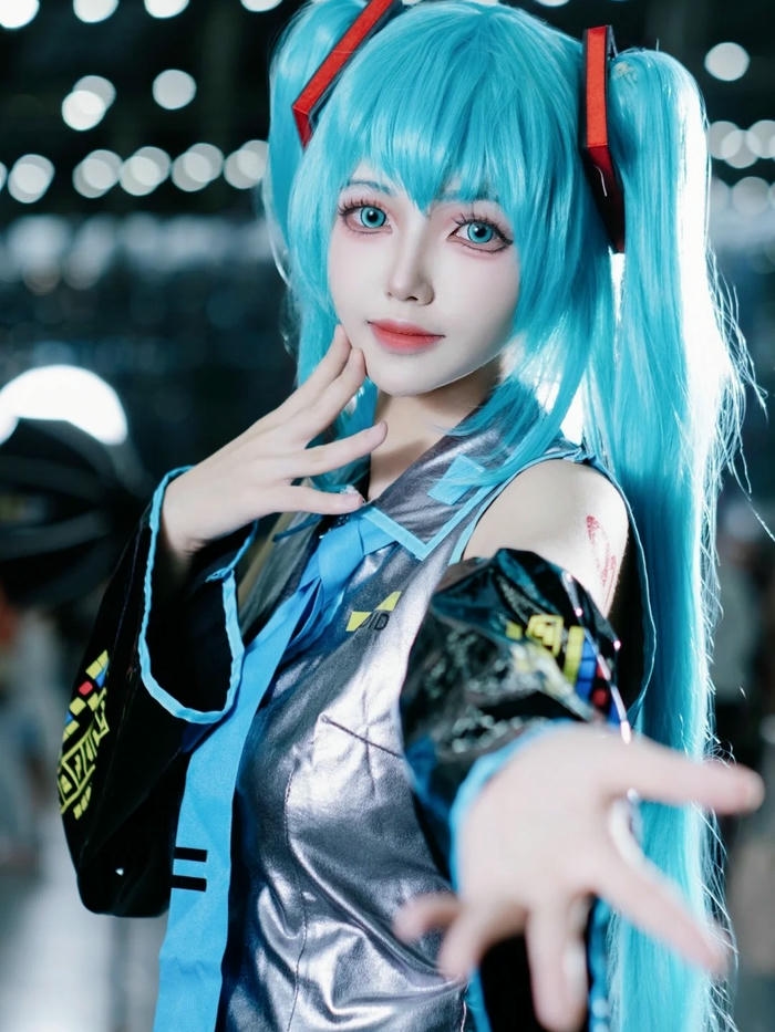 Cosplay Miku mặc bikini xanh tắm hồ bơi mát mẻ