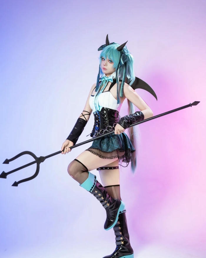 Cosplay Miku mặc kimono cách điệu múa quạt duyên dáng