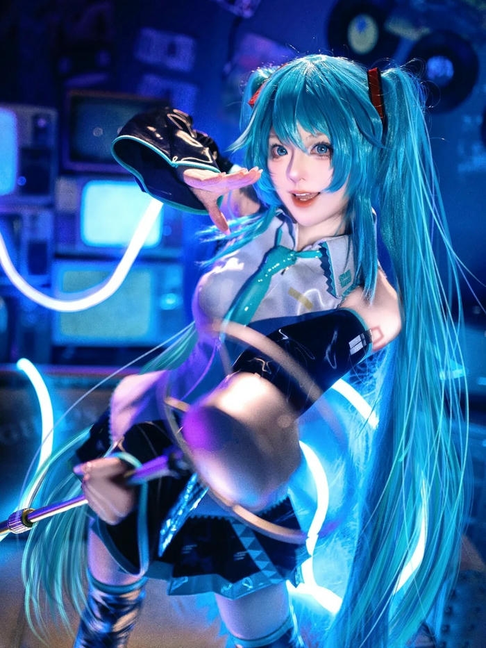Cosplay Miku ngồi trên ghế công viên dưới nắng vàng