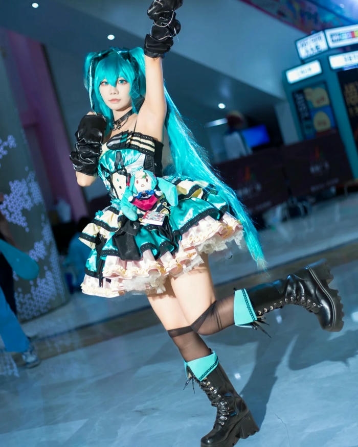 Cosplay Miku phiên bản hắc hóa mặc váy đen bí ẩn