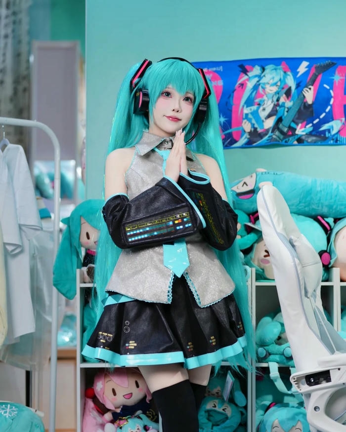 Cosplay Miku quay lưng tung váy xanh bay trong gió
