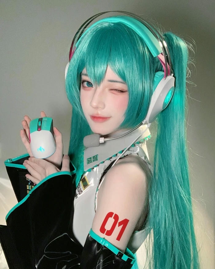 Cosplay Miku tết tóc hai bên mặc áo len ấm áp