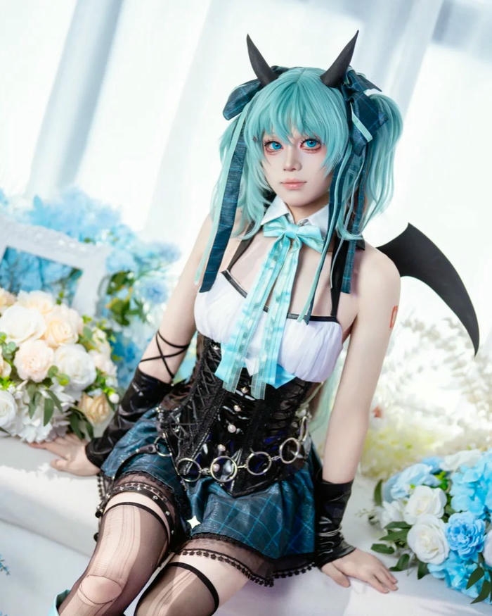 Cosplay Miku thỏ ngọc sexy mặc bodysuit đen bóng