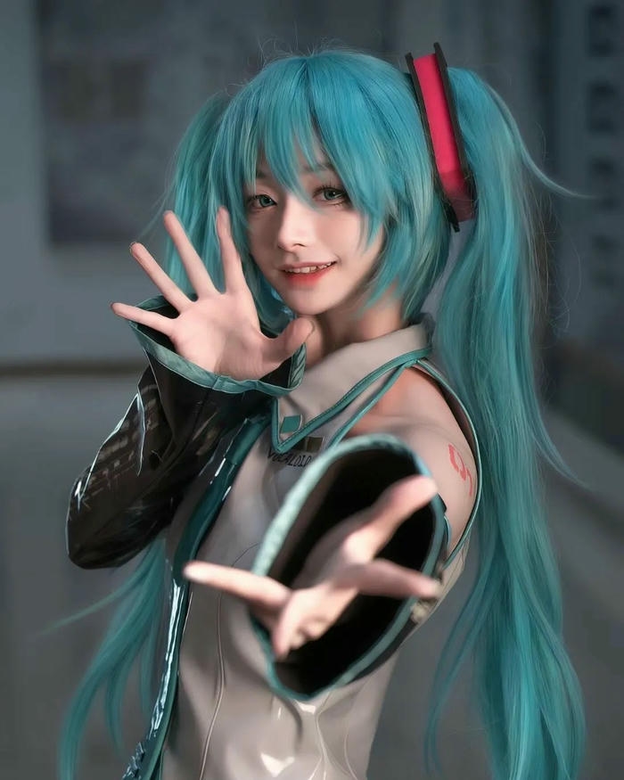 Cosplay Miku tóc xanh hai chùm dài cầm hành lá