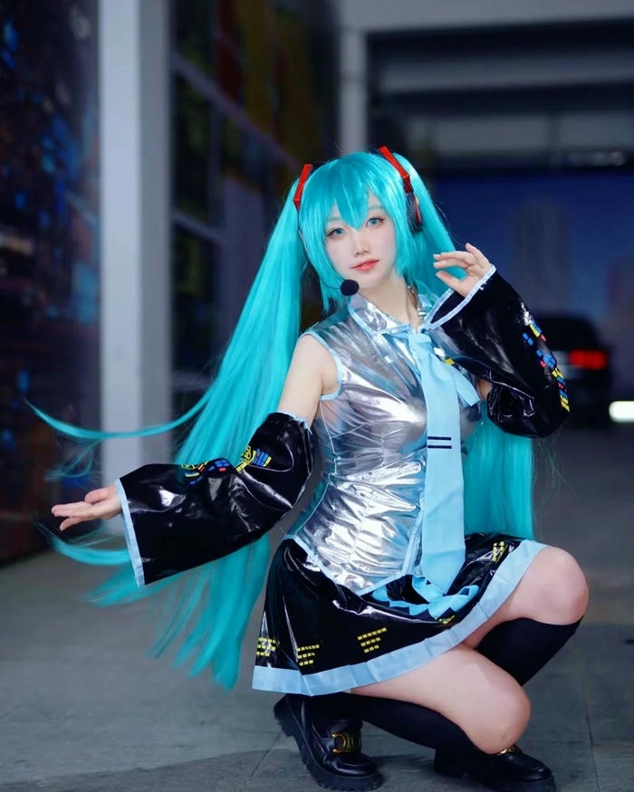 Cosplay Miku y tá mặc váy hồng cầm ống tiêm