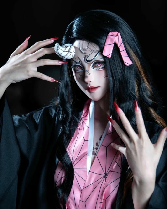 Cosplay Nezuko đưa tay lên mặt để lộ móng vuốt