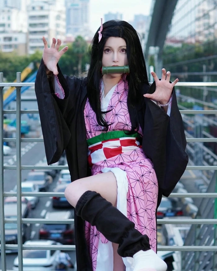 Cosplay Nezuko đứng ngoài trời giơ tay đe dọa ngầu